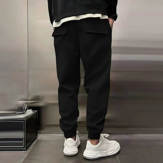 Loose-fitting men's jogging pants with elastic waistband and cuffs