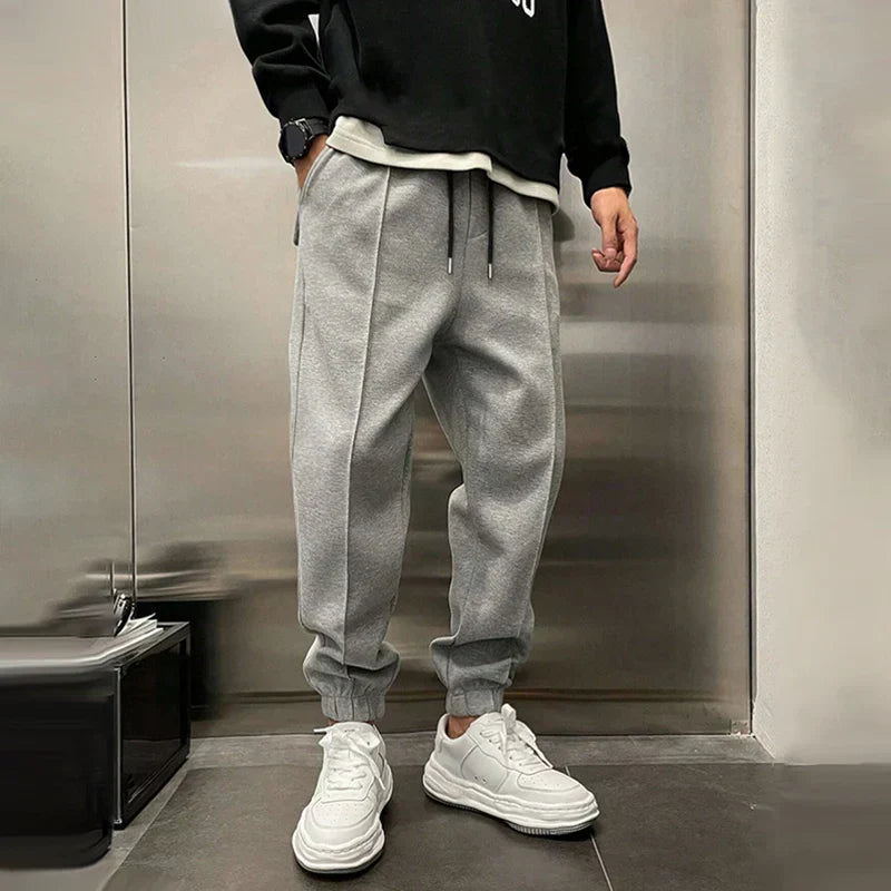 Loose-fitting men's jogging pants with elastic waistband and cuffs