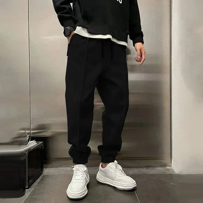 Loose-fitting men's jogging pants with elastic waistband and cuffs