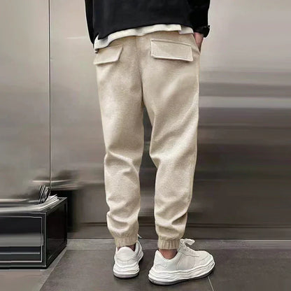 Loose-fitting men's jogging pants with elastic waistband and cuffs