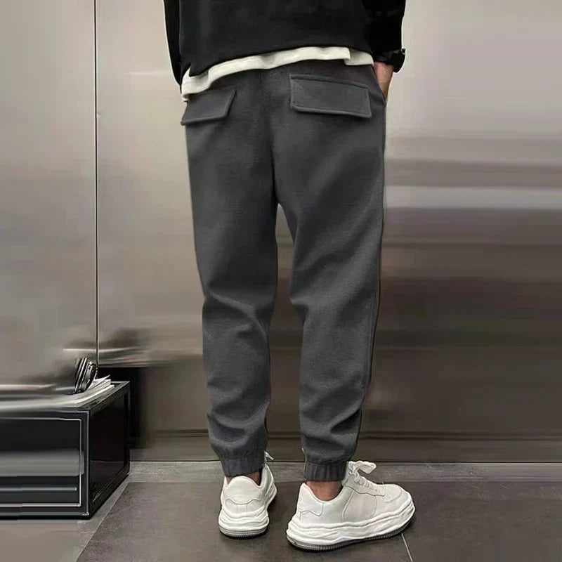 Loose-fitting men's jogging pants with elastic waistband and cuffs