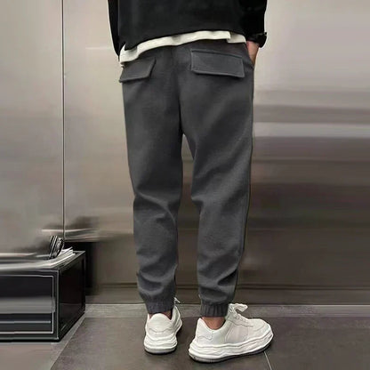 Loose-fitting men's jogging pants with elastic waistband and cuffs