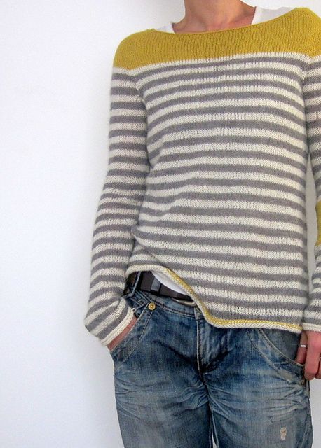 Sweater with striped pattern and color contrast at the neckline