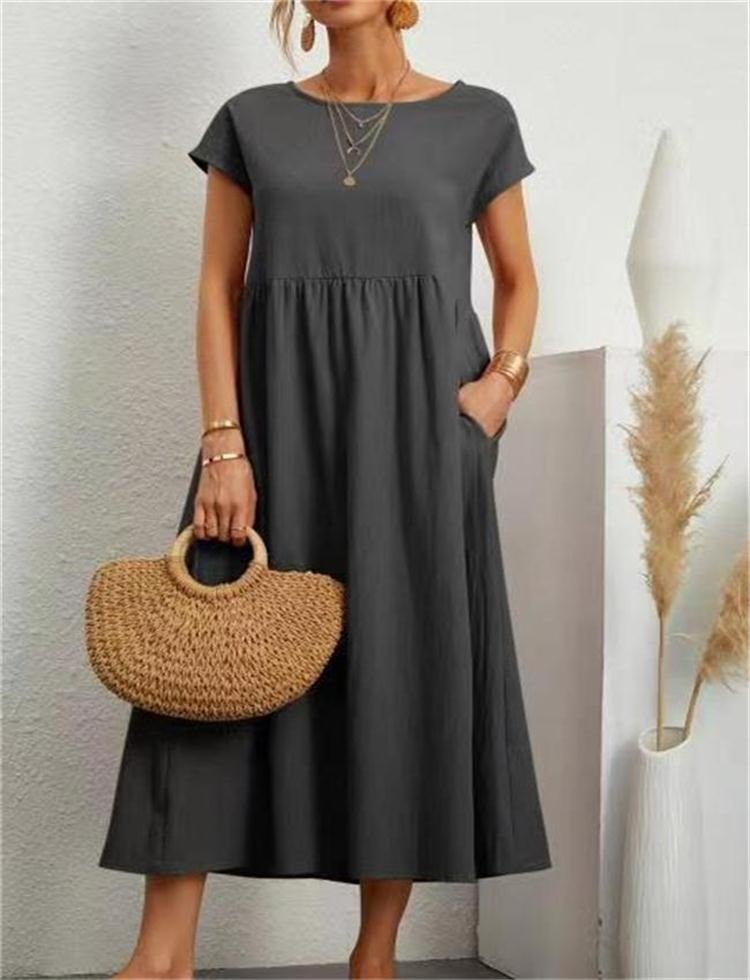 Elegant long dress with short sleeves and a loose fit