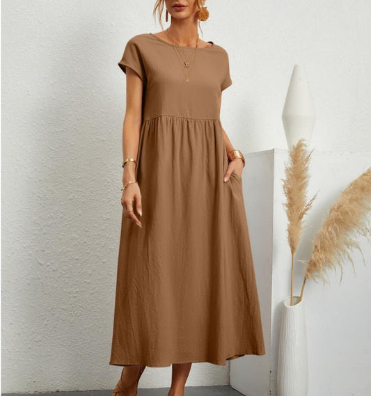 Elegant long dress with short sleeves and a loose fit