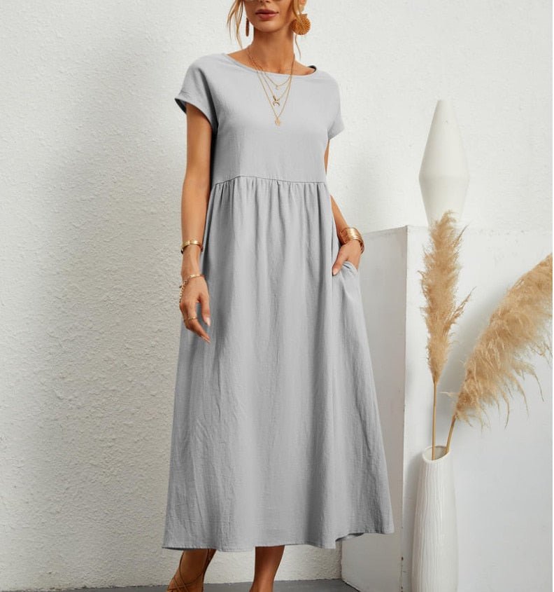 Elegant long dress with short sleeves and a loose fit