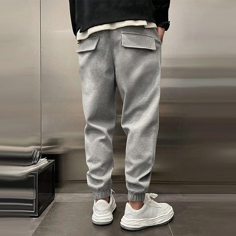 Loose-fitting men's jogging pants with elastic waistband and cuffs