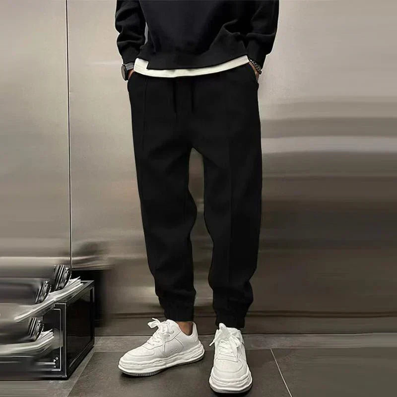 Loose-fitting men's jogging pants with elastic waistband and cuffs