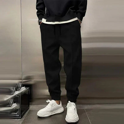 Loose-fitting men's jogging pants with elastic waistband and cuffs