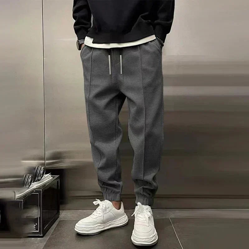 Loose-fitting men's jogging pants with elastic waistband and cuffs