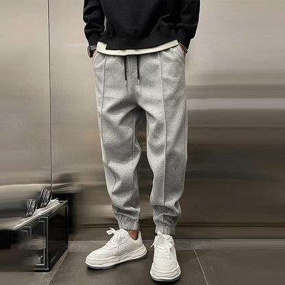 Loose-fitting men's jogging pants with elastic waistband and cuffs