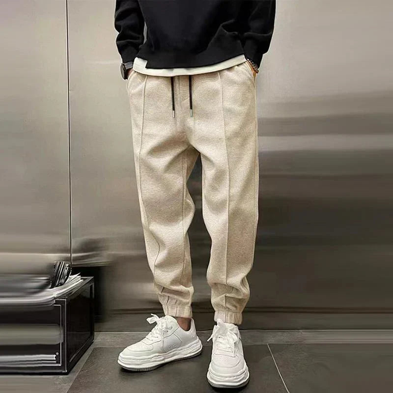 Loose-fitting men's jogging pants with elastic waistband and cuffs