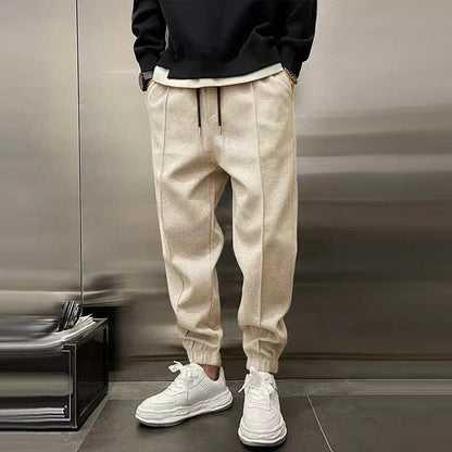 Loose-fitting men's jogging pants with elastic waistband and cuffs